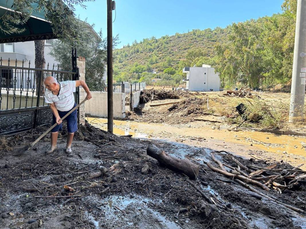 O kentte yollar çöktü: Gece yarısı felaketi yaşadılar! Gün aydınlanınca korkunç manzara ortaya çıktı 21